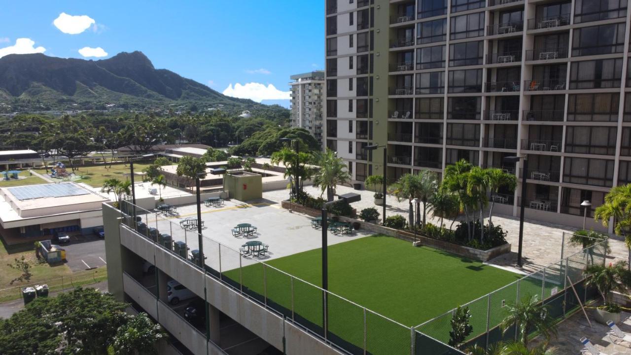 Newly Renovated 2 Bedroom Condo, 1 Block To Waikiki Beach, Free Parking هونولولو المظهر الخارجي الصورة