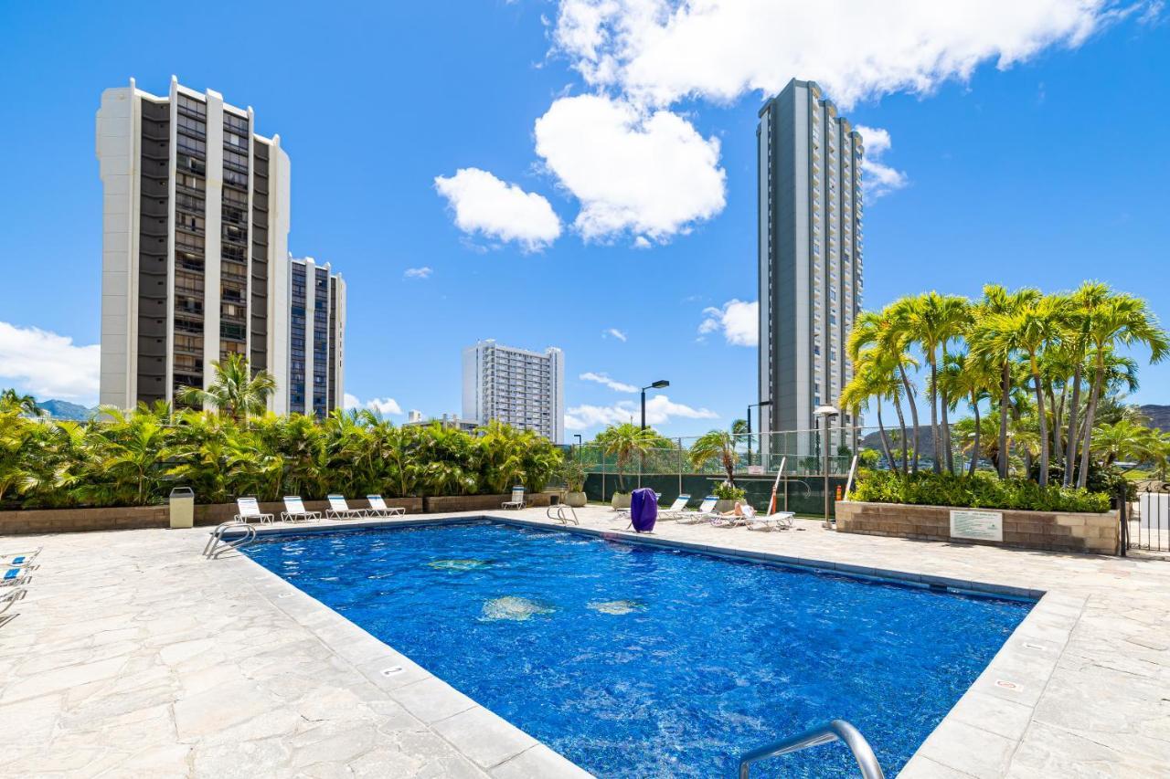 Newly Renovated 2 Bedroom Condo, 1 Block To Waikiki Beach, Free Parking هونولولو المظهر الخارجي الصورة