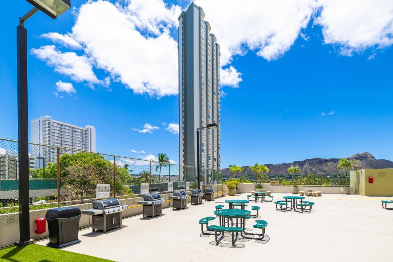 Newly Renovated 2 Bedroom Condo, 1 Block To Waikiki Beach, Free Parking هونولولو المظهر الخارجي الصورة