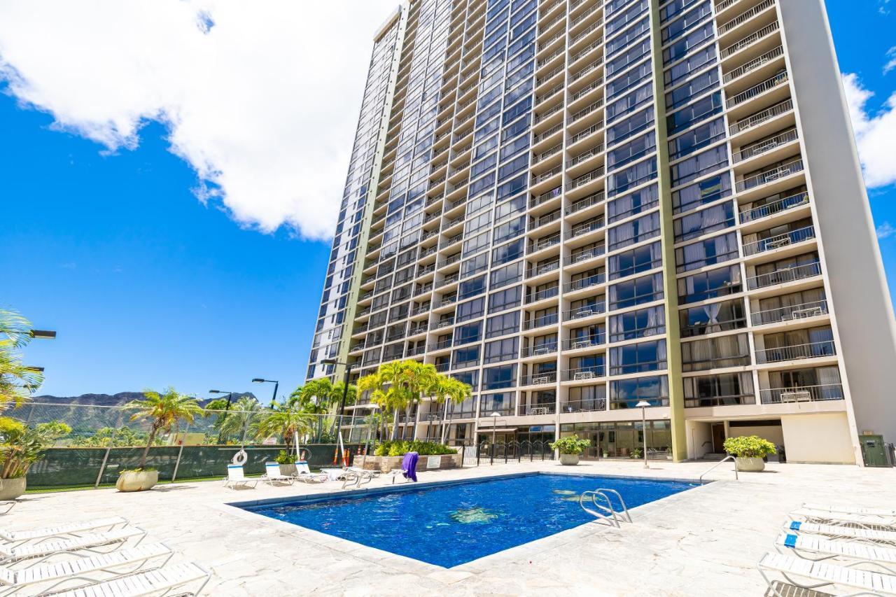 Newly Renovated 2 Bedroom Condo, 1 Block To Waikiki Beach, Free Parking هونولولو المظهر الخارجي الصورة