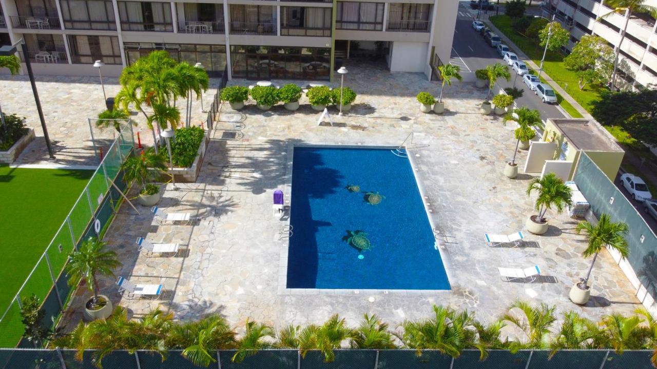 Newly Renovated 2 Bedroom Condo, 1 Block To Waikiki Beach, Free Parking هونولولو المظهر الخارجي الصورة
