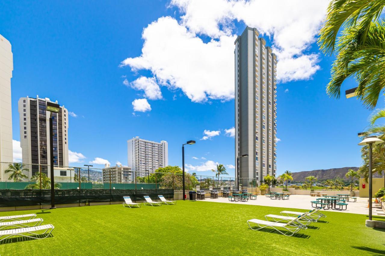 Newly Renovated 2 Bedroom Condo, 1 Block To Waikiki Beach, Free Parking هونولولو المظهر الخارجي الصورة