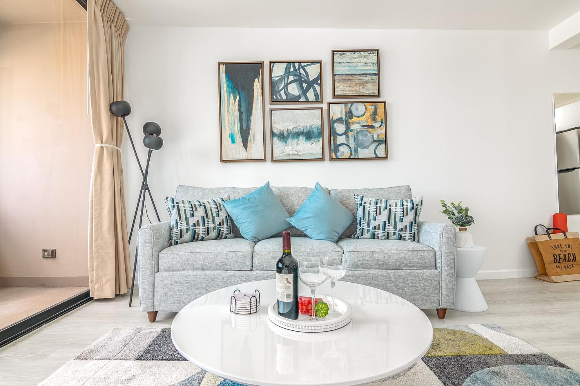Newly Renovated 2 Bedroom Condo, 1 Block To Waikiki Beach, Free Parking هونولولو المظهر الخارجي الصورة