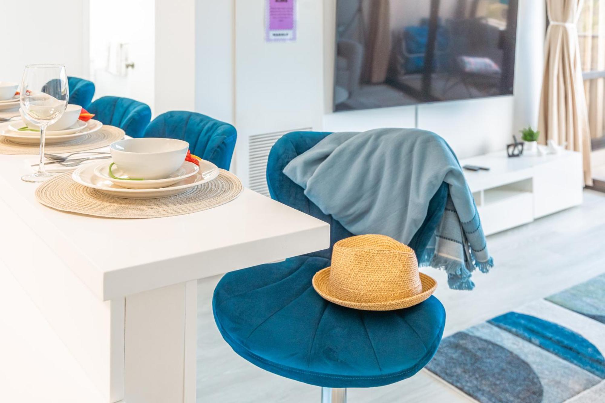 Newly Renovated 2 Bedroom Condo, 1 Block To Waikiki Beach, Free Parking هونولولو المظهر الخارجي الصورة