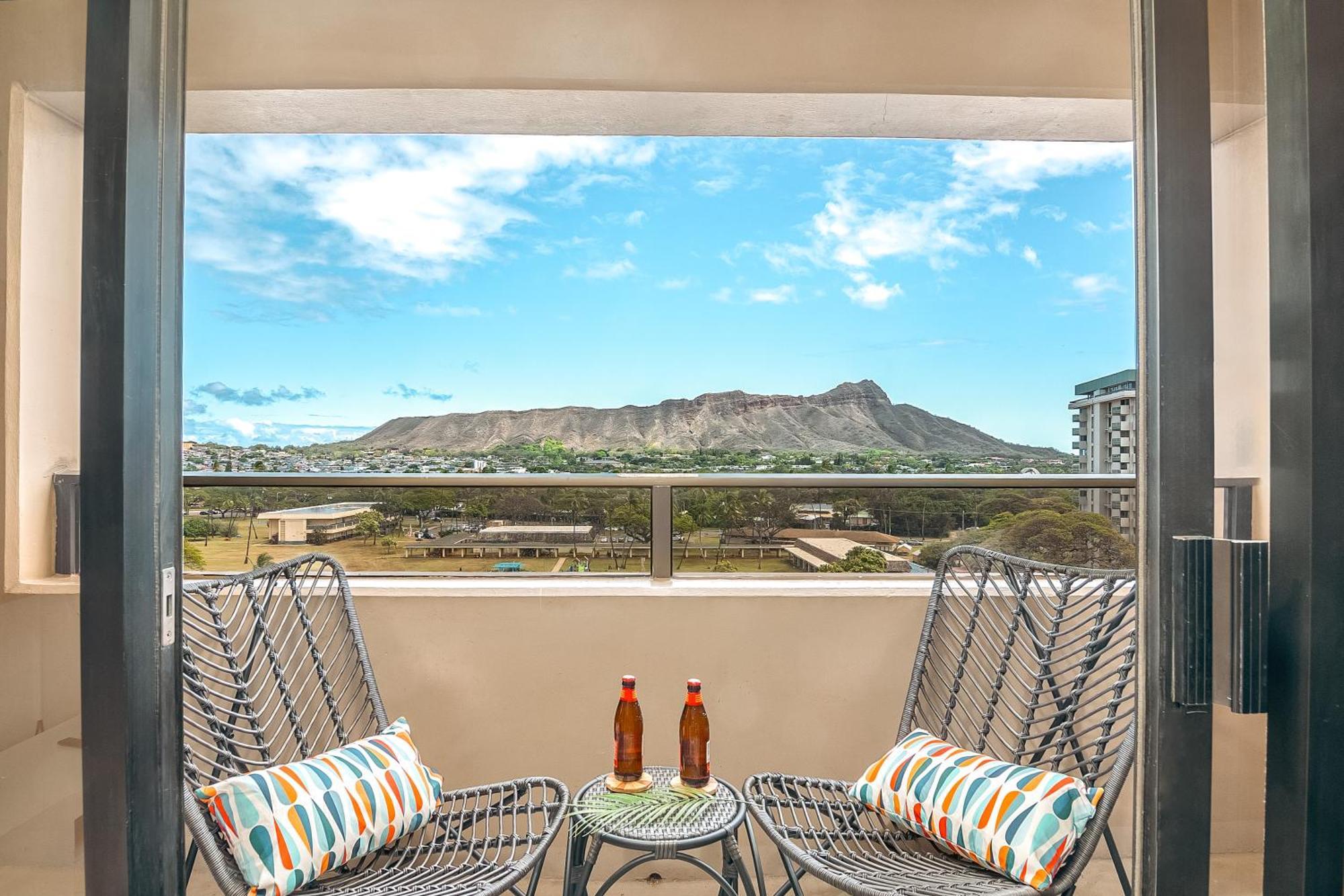 Newly Renovated 2 Bedroom Condo, 1 Block To Waikiki Beach, Free Parking هونولولو المظهر الخارجي الصورة