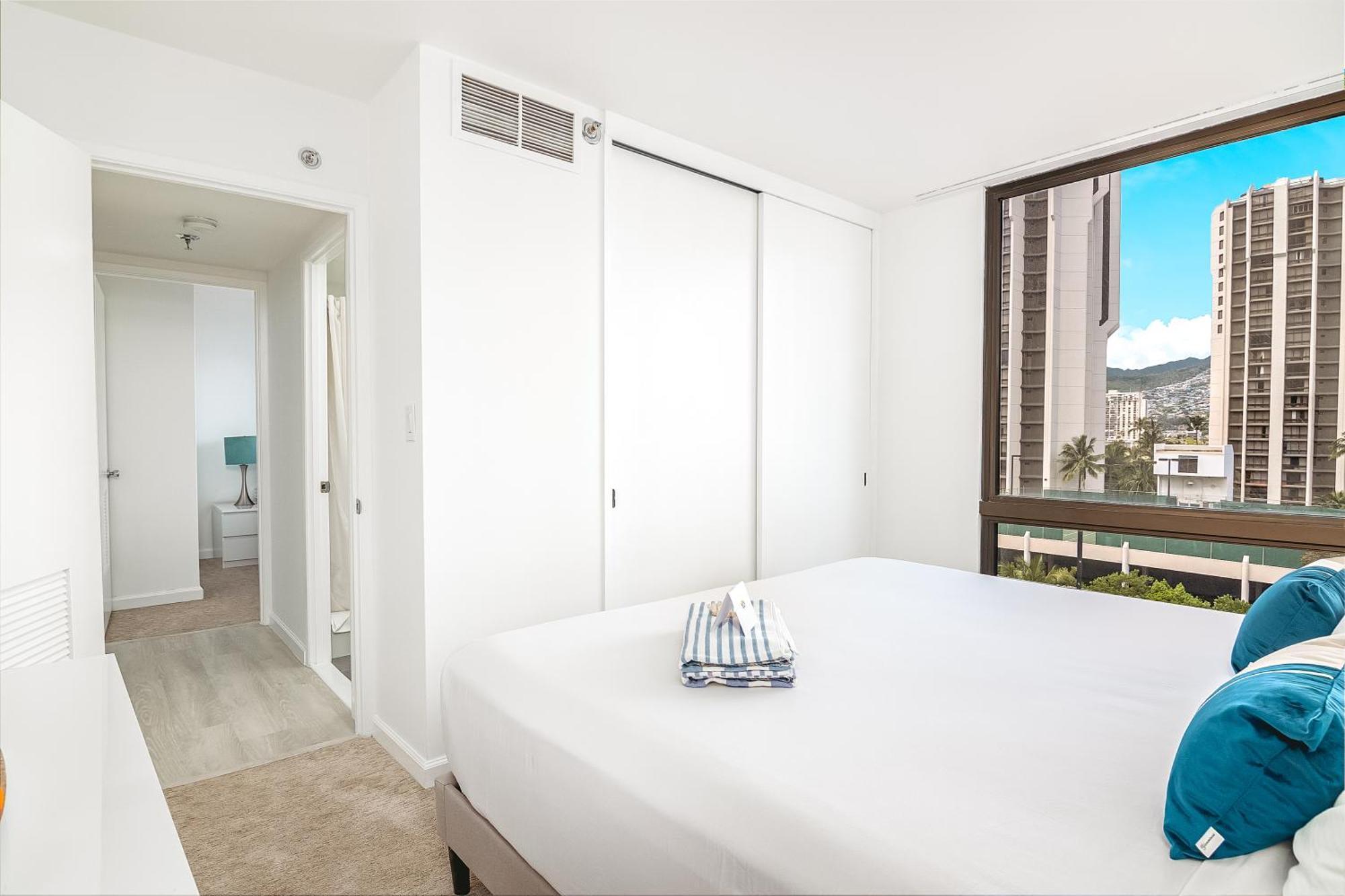 Newly Renovated 2 Bedroom Condo, 1 Block To Waikiki Beach, Free Parking هونولولو المظهر الخارجي الصورة