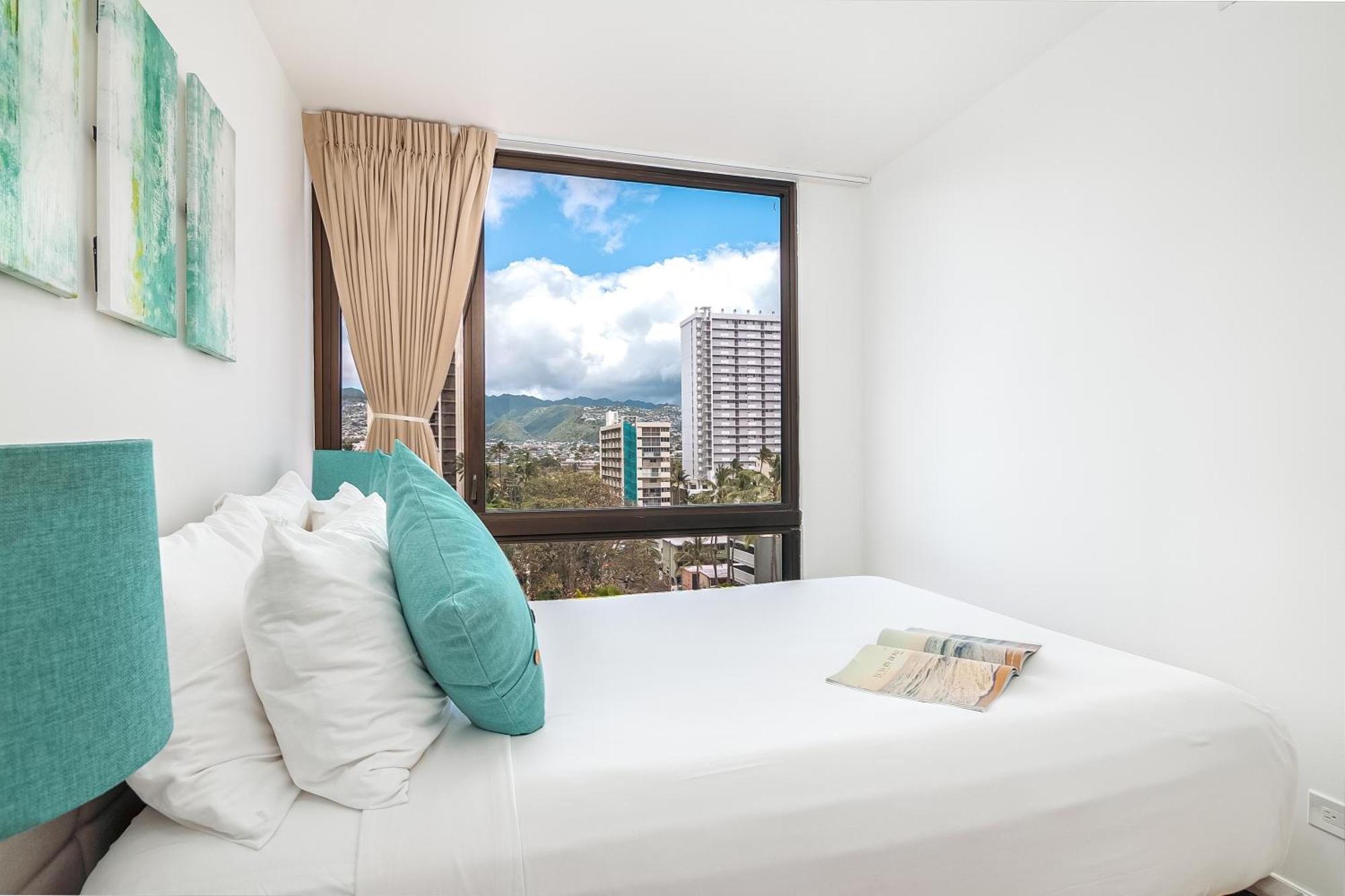 Newly Renovated 2 Bedroom Condo, 1 Block To Waikiki Beach, Free Parking هونولولو المظهر الخارجي الصورة