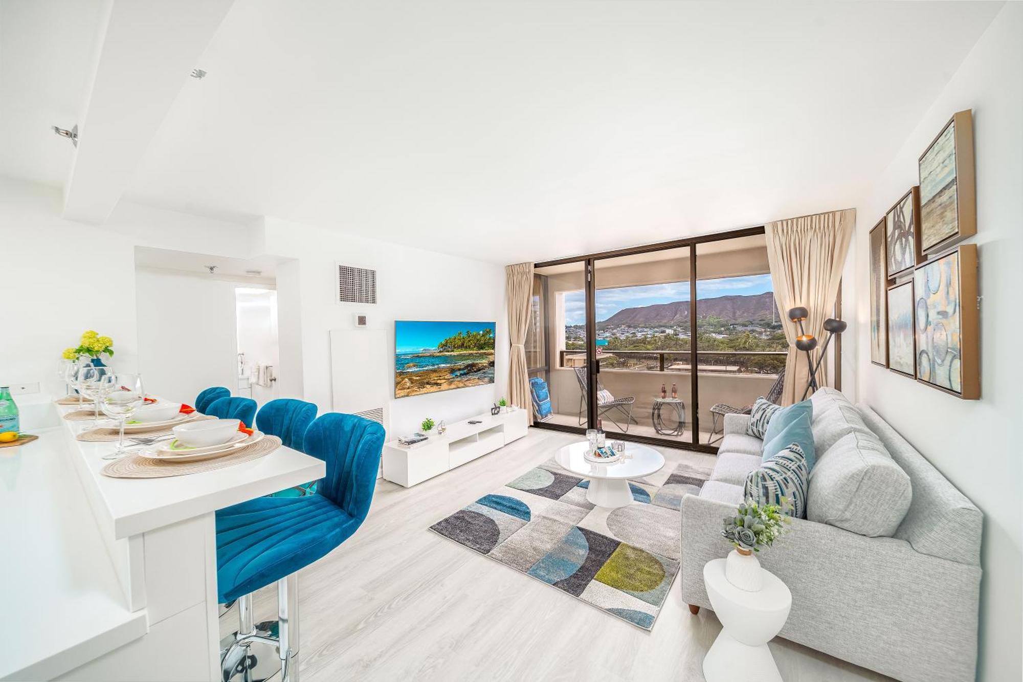 Newly Renovated 2 Bedroom Condo, 1 Block To Waikiki Beach, Free Parking هونولولو المظهر الخارجي الصورة