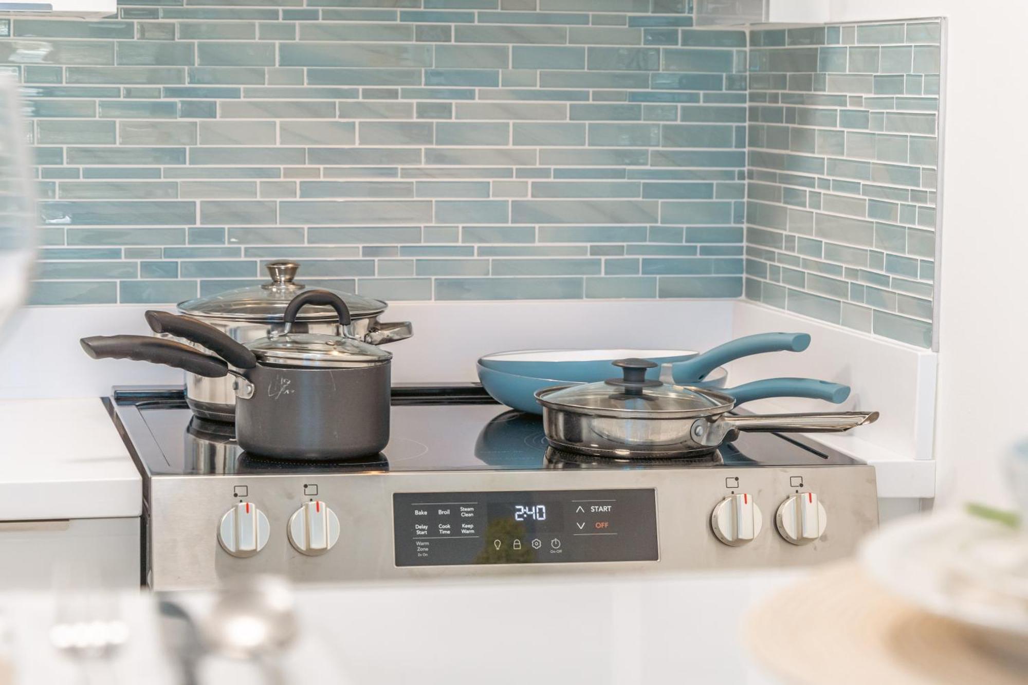Newly Renovated 2 Bedroom Condo, 1 Block To Waikiki Beach, Free Parking هونولولو المظهر الخارجي الصورة