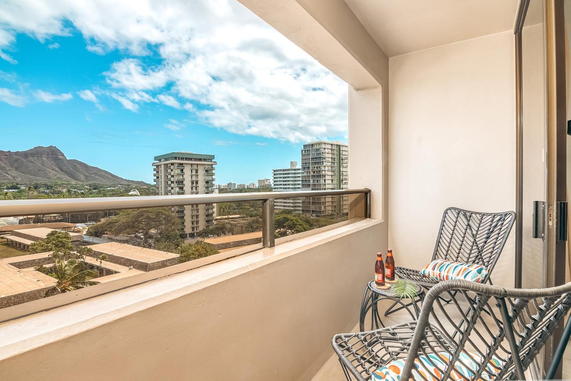 Newly Renovated 2 Bedroom Condo, 1 Block To Waikiki Beach, Free Parking هونولولو المظهر الخارجي الصورة