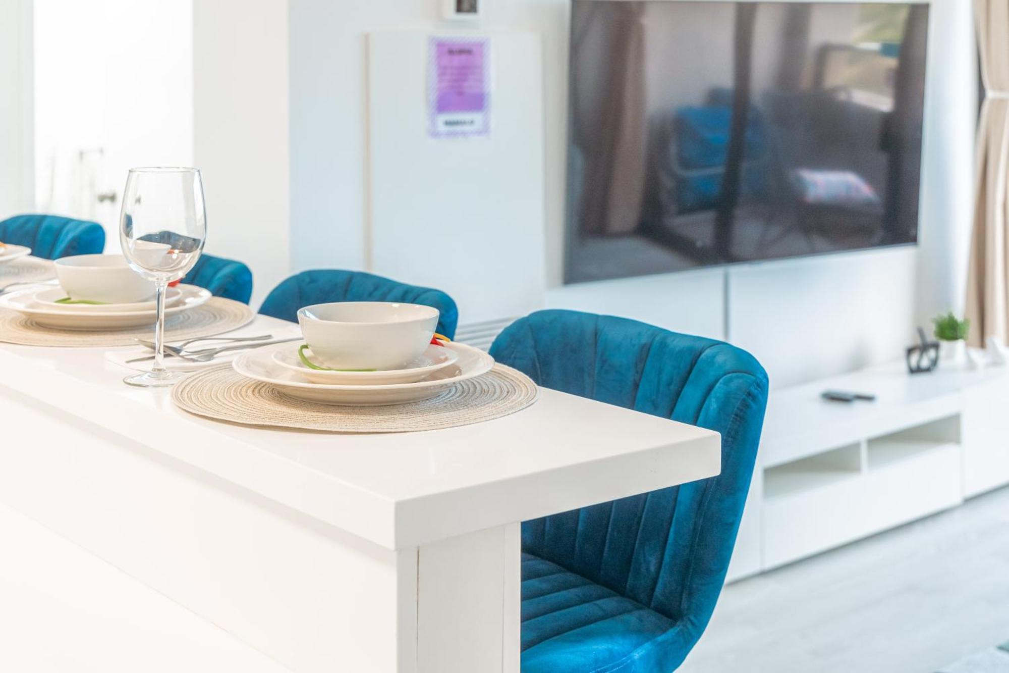 Newly Renovated 2 Bedroom Condo, 1 Block To Waikiki Beach, Free Parking هونولولو المظهر الخارجي الصورة