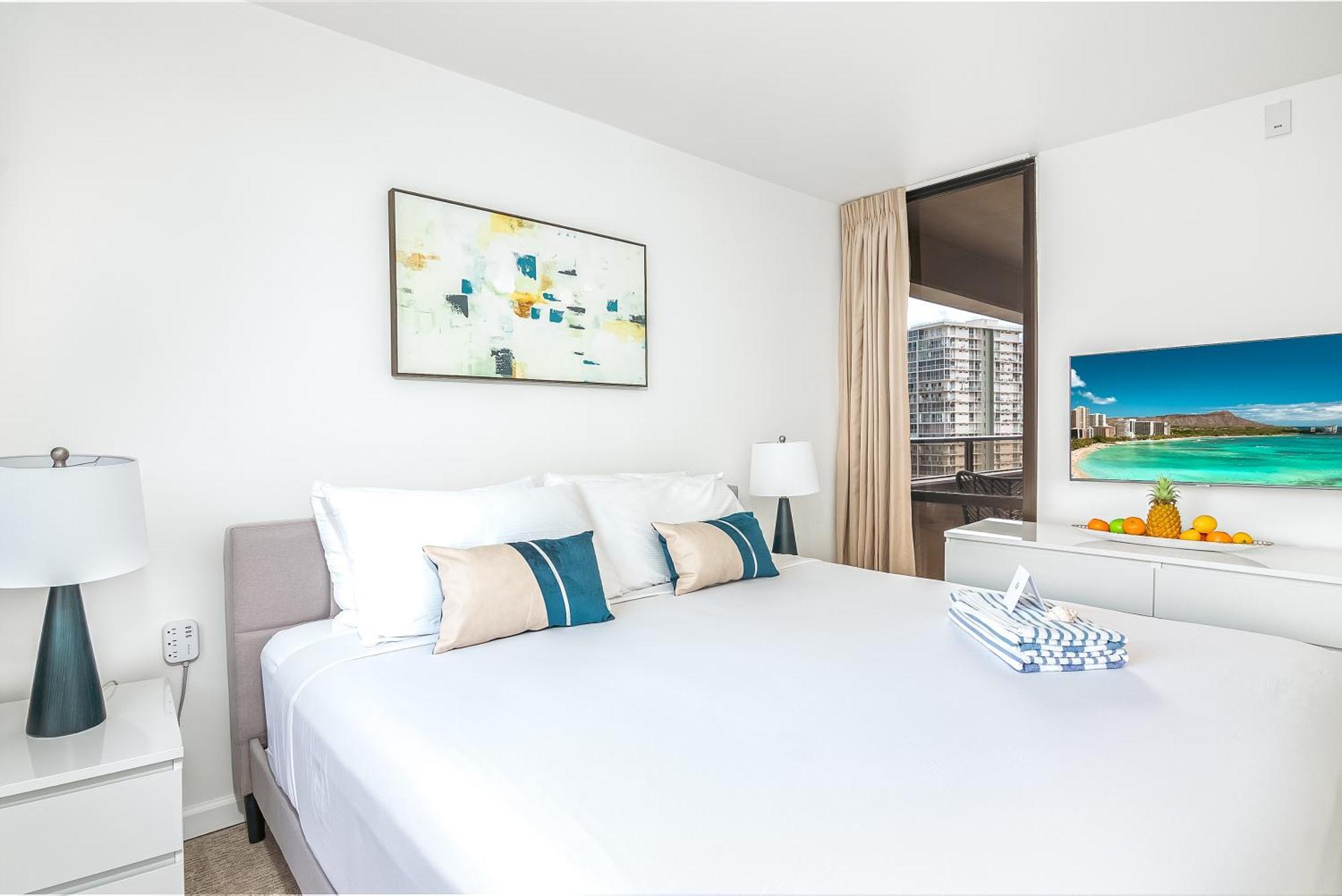 Newly Renovated 2 Bedroom Condo, 1 Block To Waikiki Beach, Free Parking هونولولو المظهر الخارجي الصورة