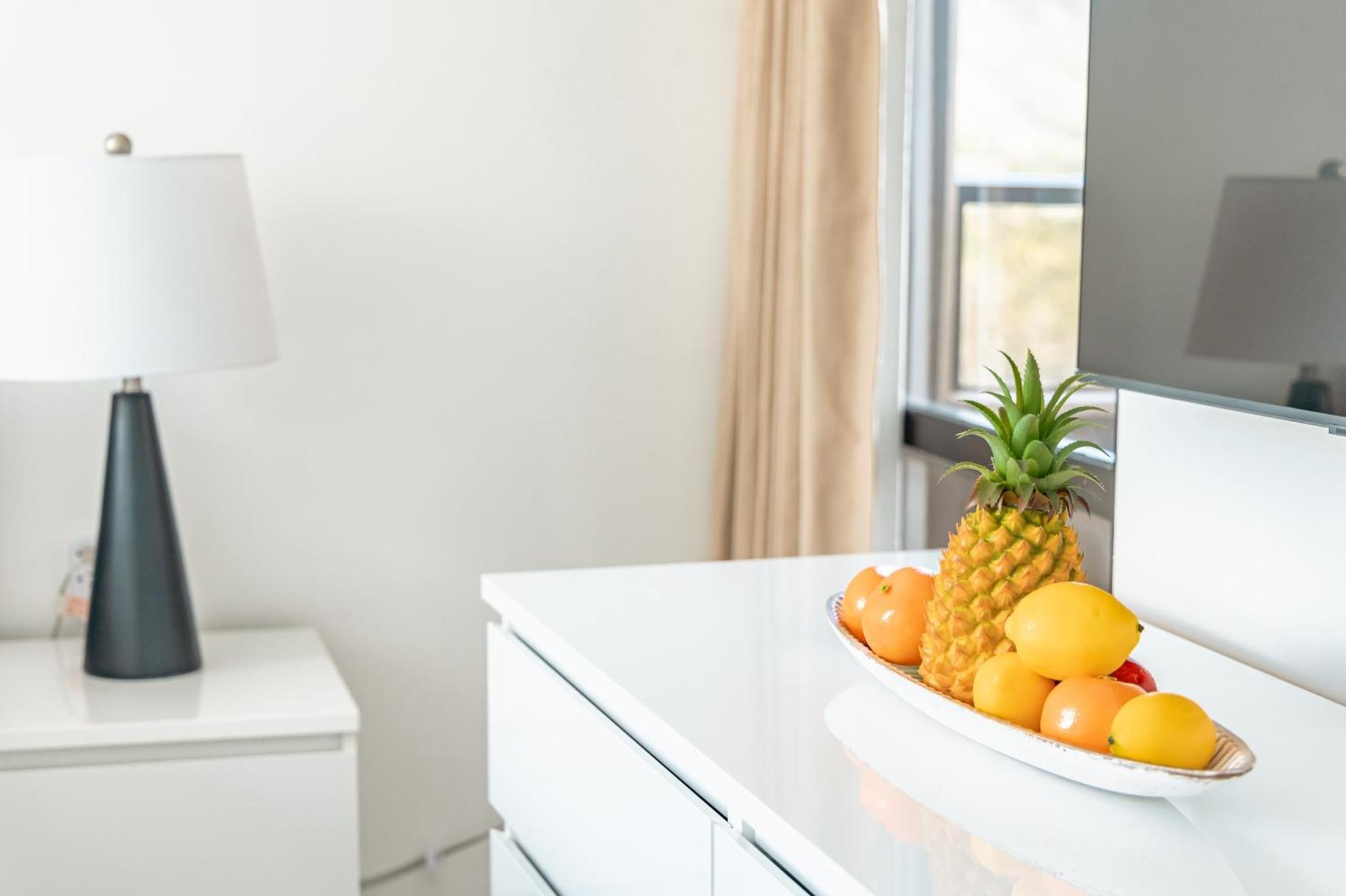 Newly Renovated 2 Bedroom Condo, 1 Block To Waikiki Beach, Free Parking هونولولو المظهر الخارجي الصورة
