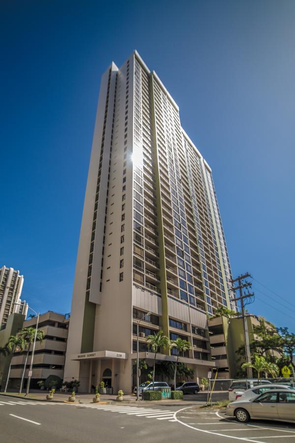 Newly Renovated 2 Bedroom Condo, 1 Block To Waikiki Beach, Free Parking هونولولو المظهر الخارجي الصورة