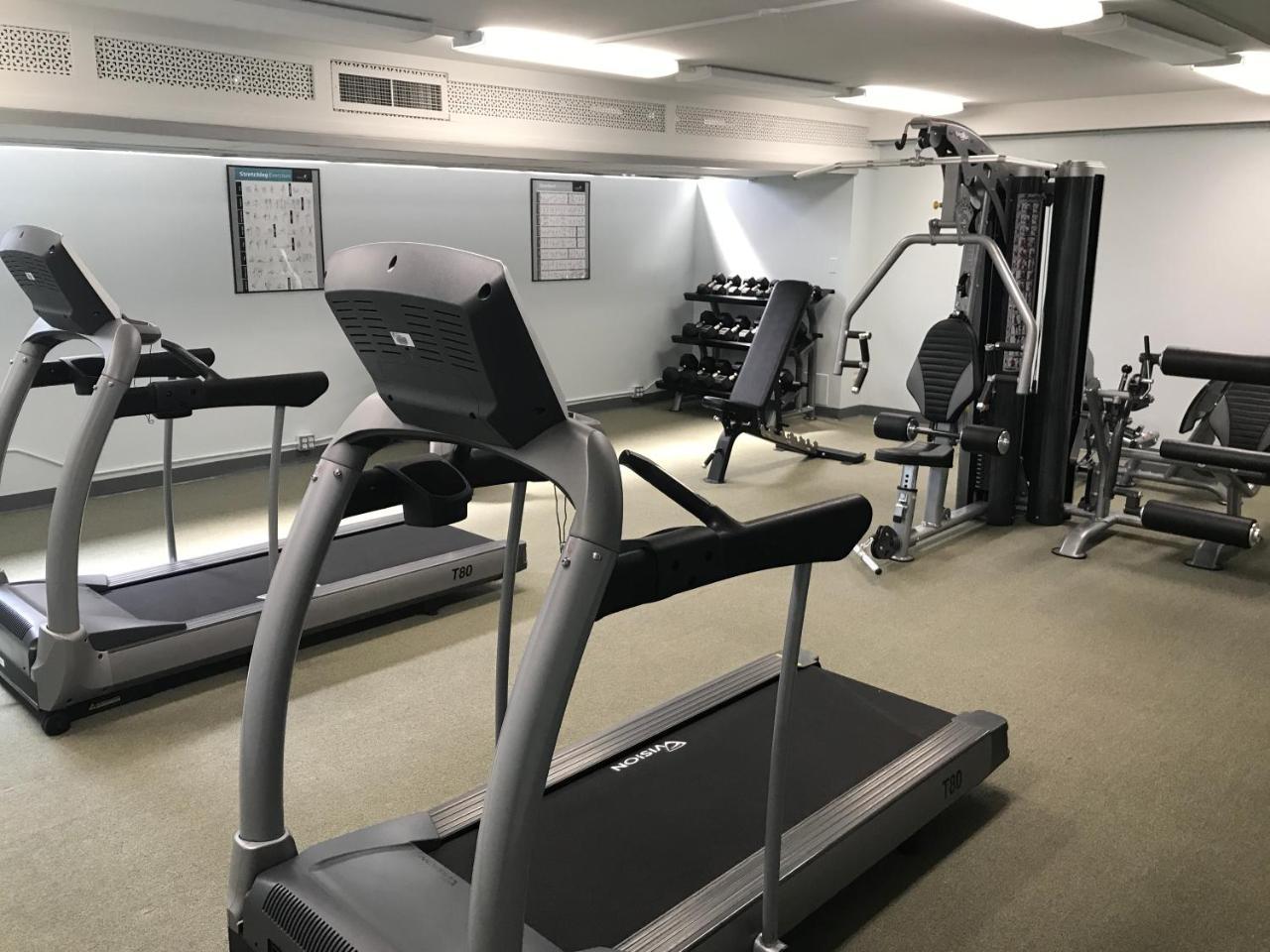 Newly Renovated 2 Bedroom Condo, 1 Block To Waikiki Beach, Free Parking هونولولو المظهر الخارجي الصورة